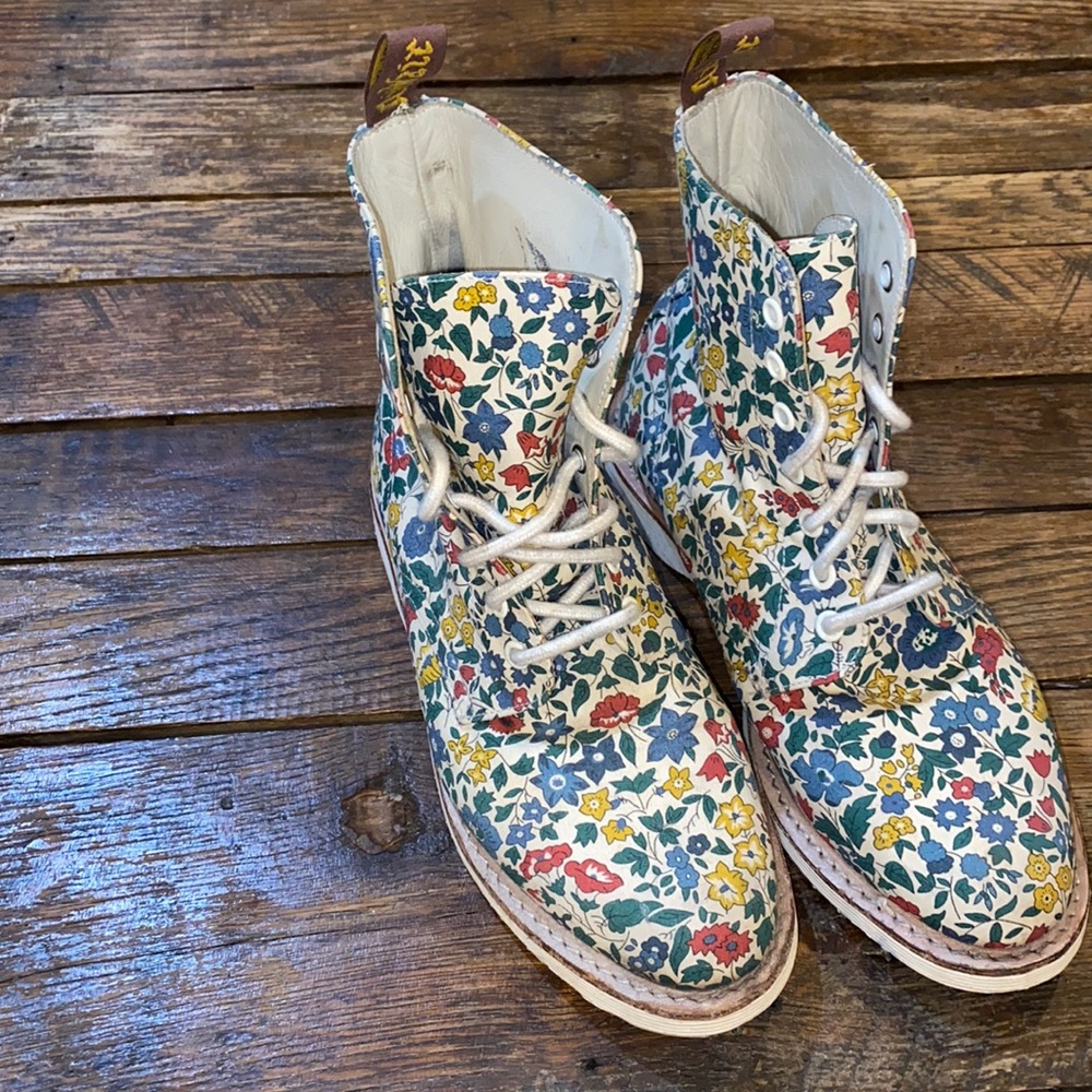 EUC Floral Dr. Martens boots (Evan) SZ. 8 (Rare)